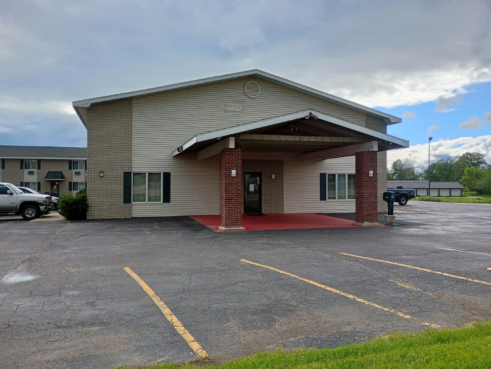 Super 8 by Wyndham Iron Mountain - photo 24