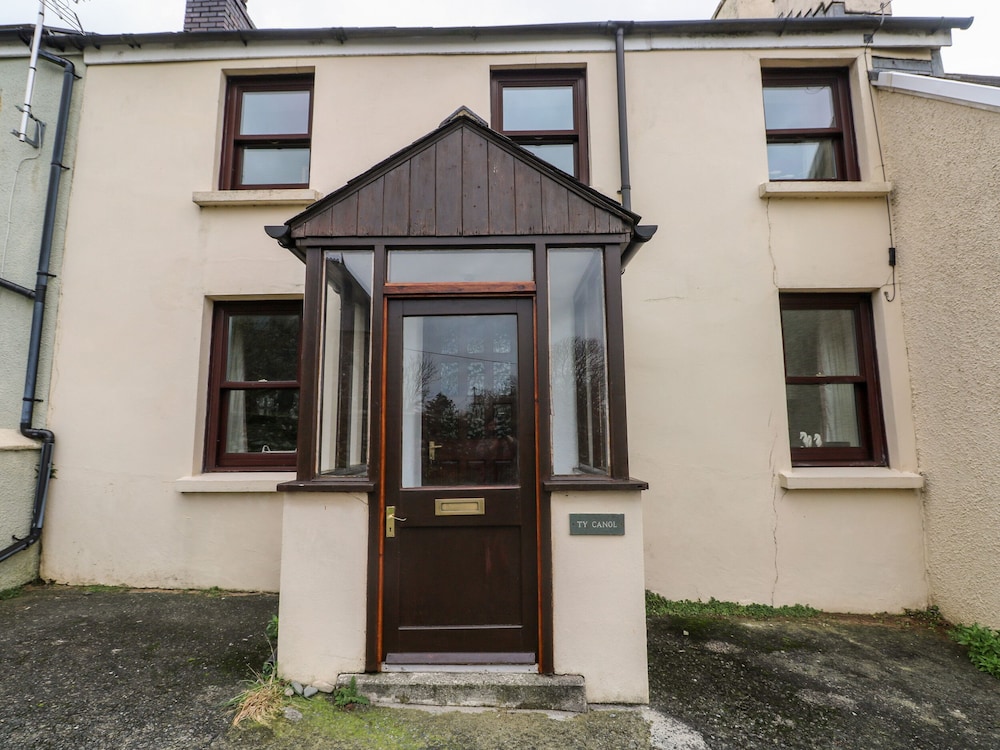 Ty Canol - carbon neutral hotel in Pembroke