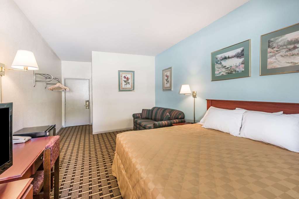 Super 8 by Wyndham Knoxville Downtown Area - photo 7