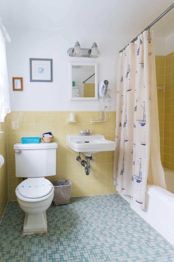 A Beach Breeze Inn - photo 13