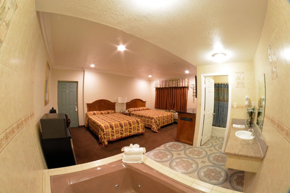 Palace Inn Oxnard - photo 32