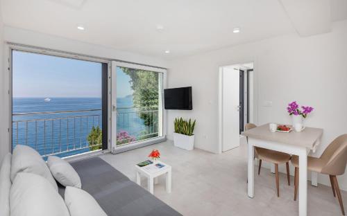 Elegant Seafront Stay Villa Mila