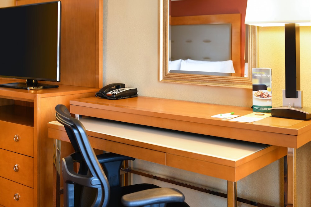 Holiday Inn & Suites Oakland Airport by IHG - photo 39