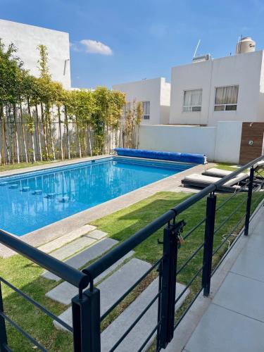 Acogedora y amplia casa alberca climatizada previa reserva — 4-Star Luxury Hotel in Juriquilla, Mexico