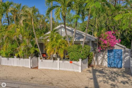 Royal Escape - carbon neutral hotel in Key West
