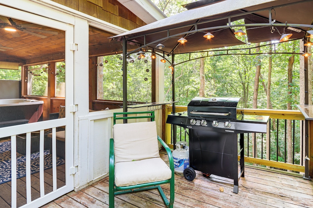 Cozy Ellijay Cabin Hot Tub Yard and Resort Access - photo 29