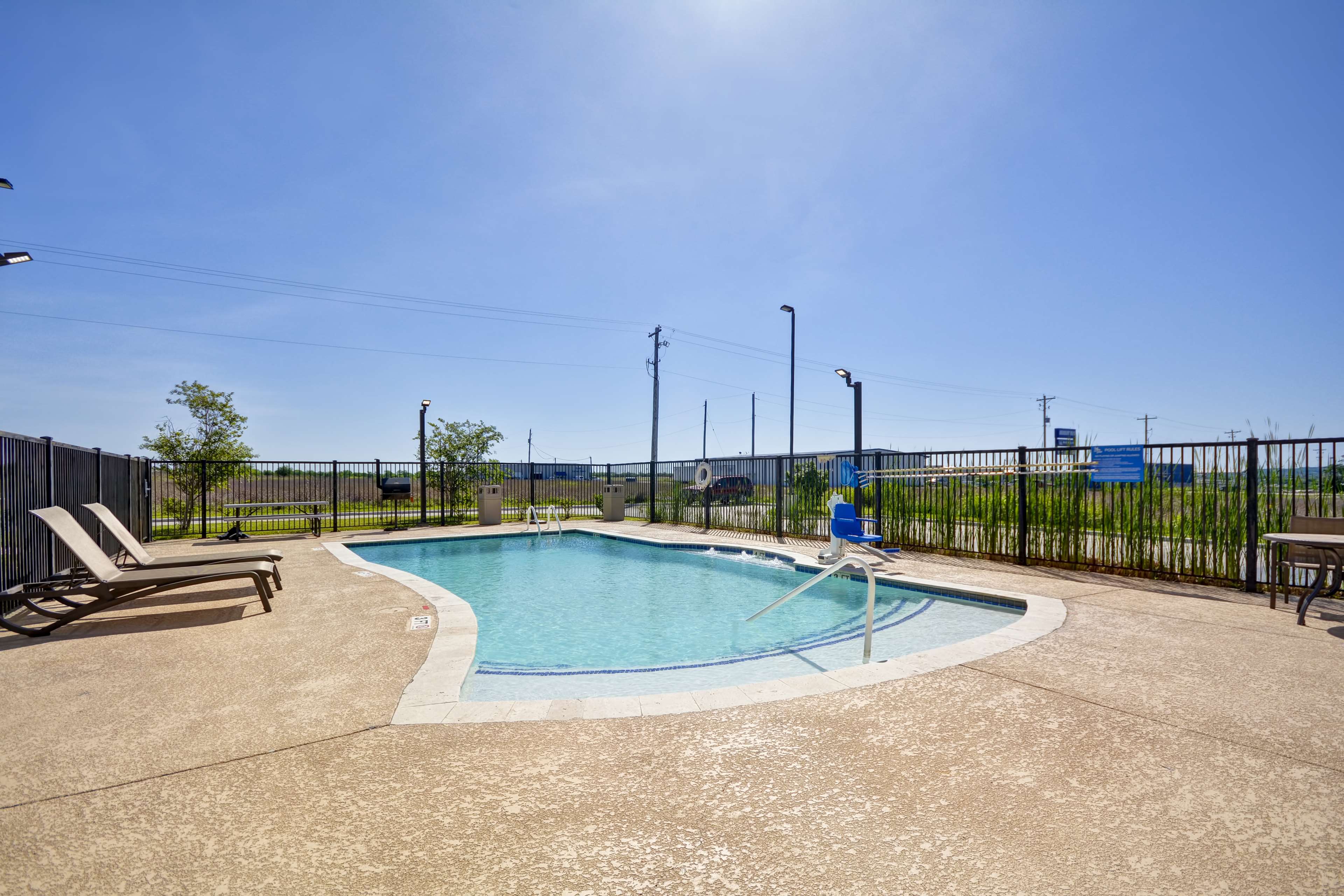 Hampton Inn Kenedy - photo 8