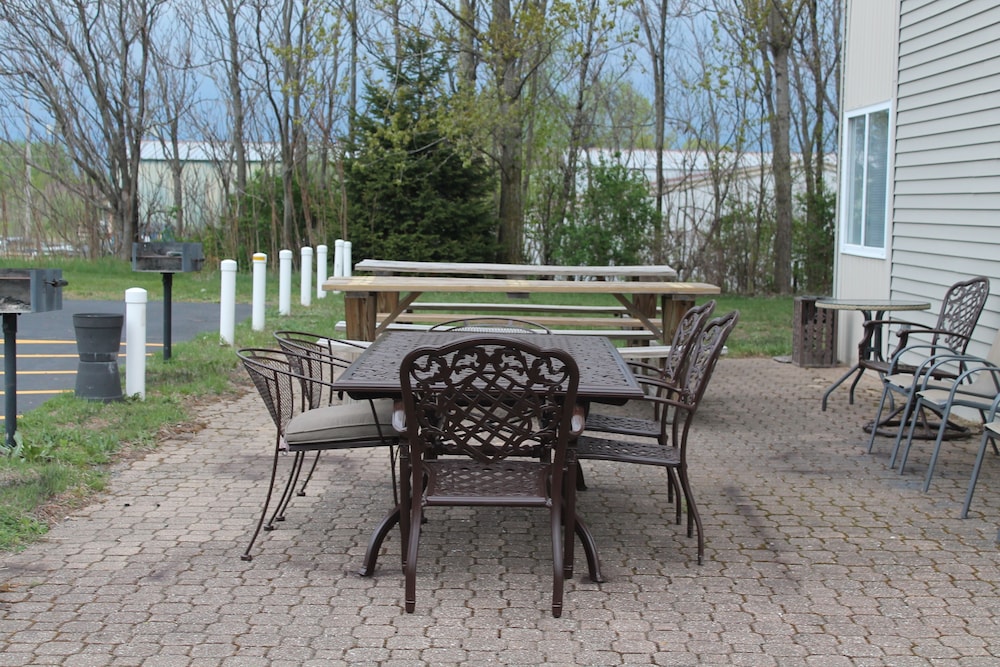 American Host Inn - photo 17