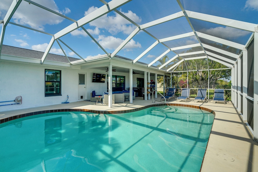 Canal front Gem w Hot Tub Foosball in Cape Coral