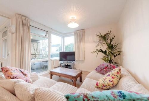 Spacious Two Double Bedroom Flat — 4-Star Luxury Hotel in London, United Kingdom