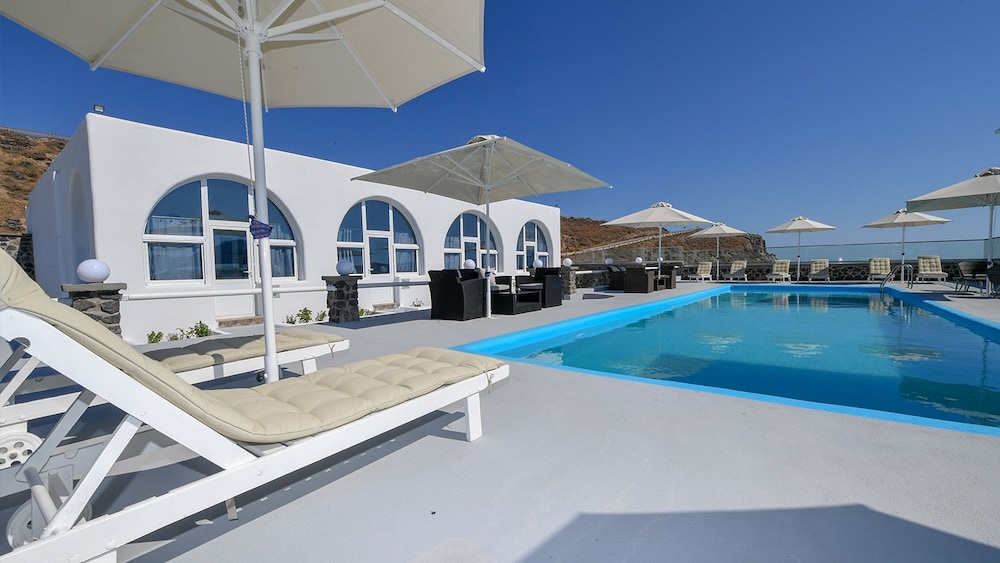 Thirassia Paradise Suites in Oia, Greece