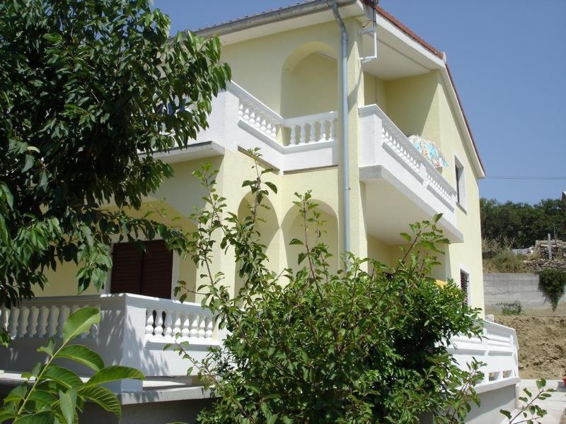 Apartmani Mati — hotel in Kampor