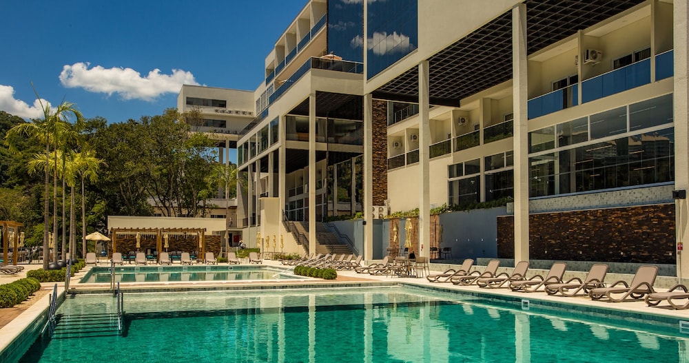 Grand Suites Family Resort — hotel in Itacoatiara