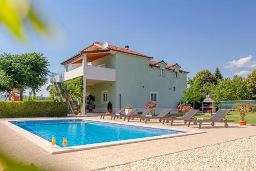Holiday house Anetta with 5 bedrooms — 4-Star Luxury Hotel in Imotski, Croatia