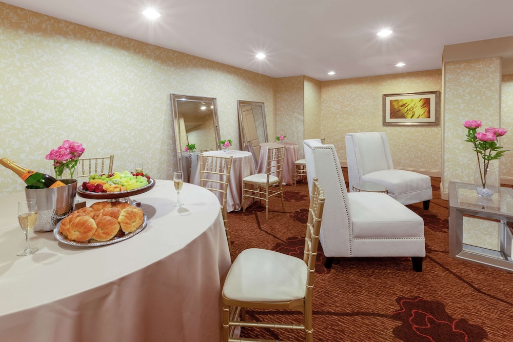 Hilton Garden Inn Pittsburgh University Place - photo 30