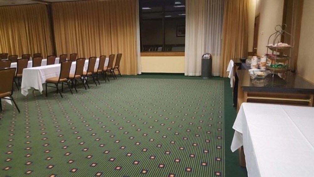 Howard Johnson by Wyndham Merrillville - photo 40