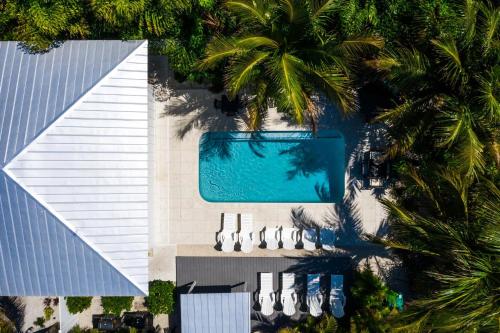 Bay Breezes at Bayside Bungalow — 4-Star Luxury Hotel in Anna Maria, United States