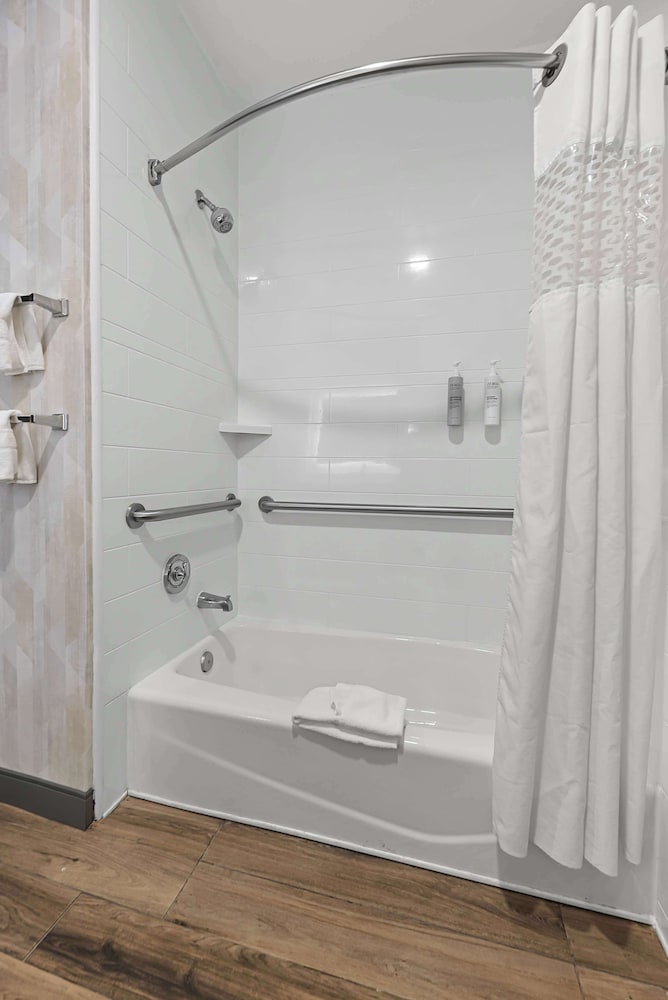 Hampton Inn Seguin - photo 26