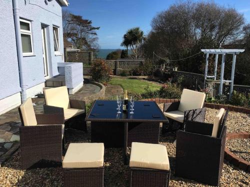 Benllech Sea View bungalow Dog Friendly sleeps 6 — 4-Star Luxury Hotel in Benllech, United Kingdom