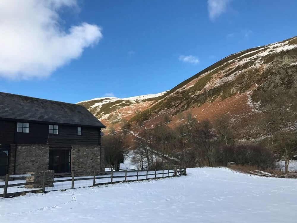 Lake Cottages at Cwm Chwefru — 4-Star Luxury Hotel in Builth Wells, United Kingdom