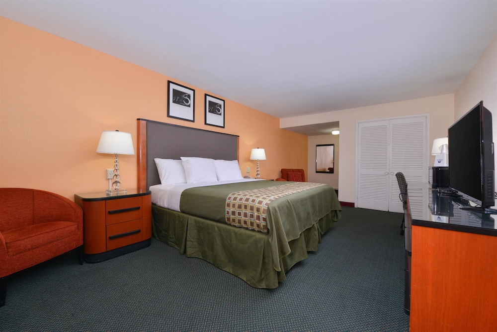 Media Inn and Suites - photo 8