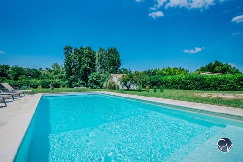 Mazet au calme Piscine privée Grand jardin arboré — hotel in Saint-Quentin-La-Poterie