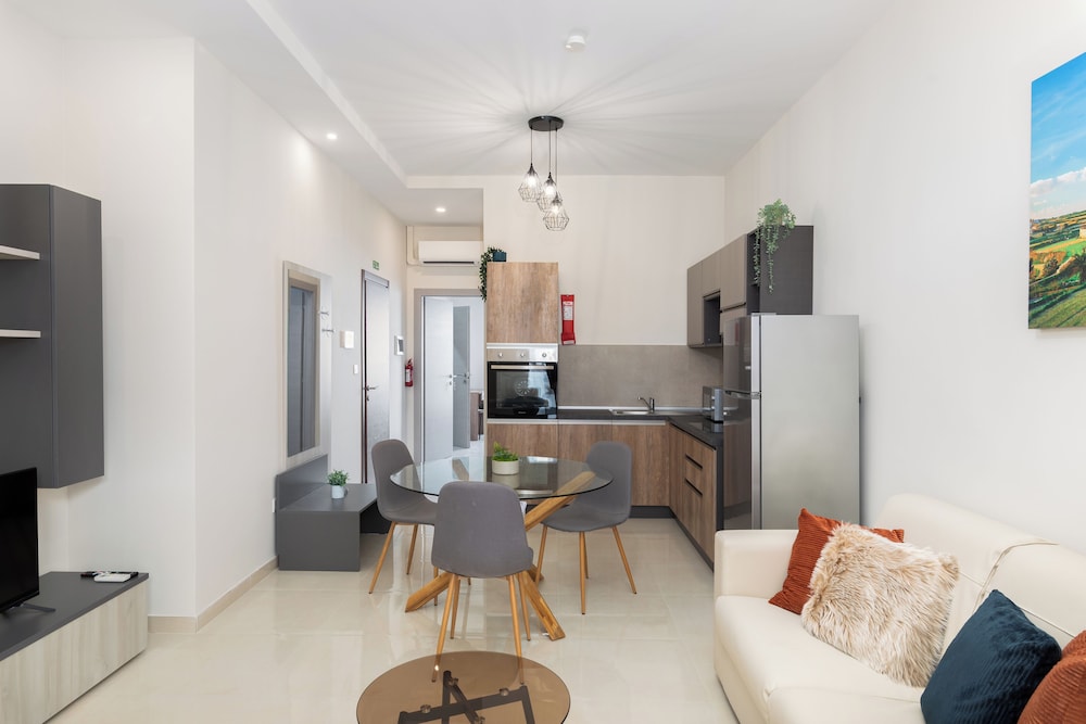 Modern 2BD Apartment with Maltese Balcony & Back Yard Close to St Julian's & St Georges Bay & Sliema Promenade — 4-Star Luxury Hotel in Gzira, Malta