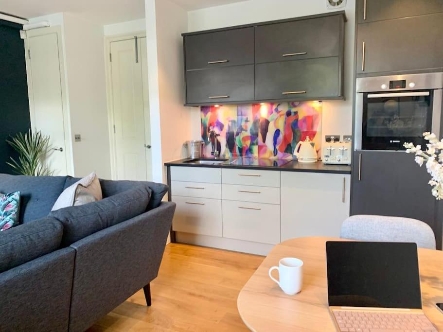 Elegant Period Apartment for 3 Free Parking Central