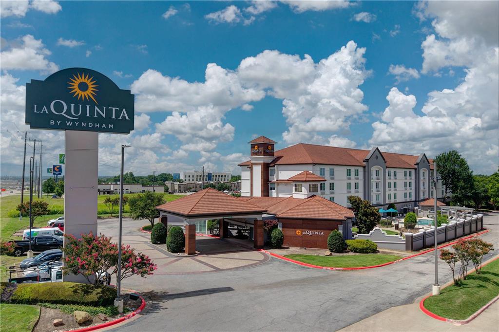 La Quinta Inn & Suites by Wyndham Sherman - photo 5