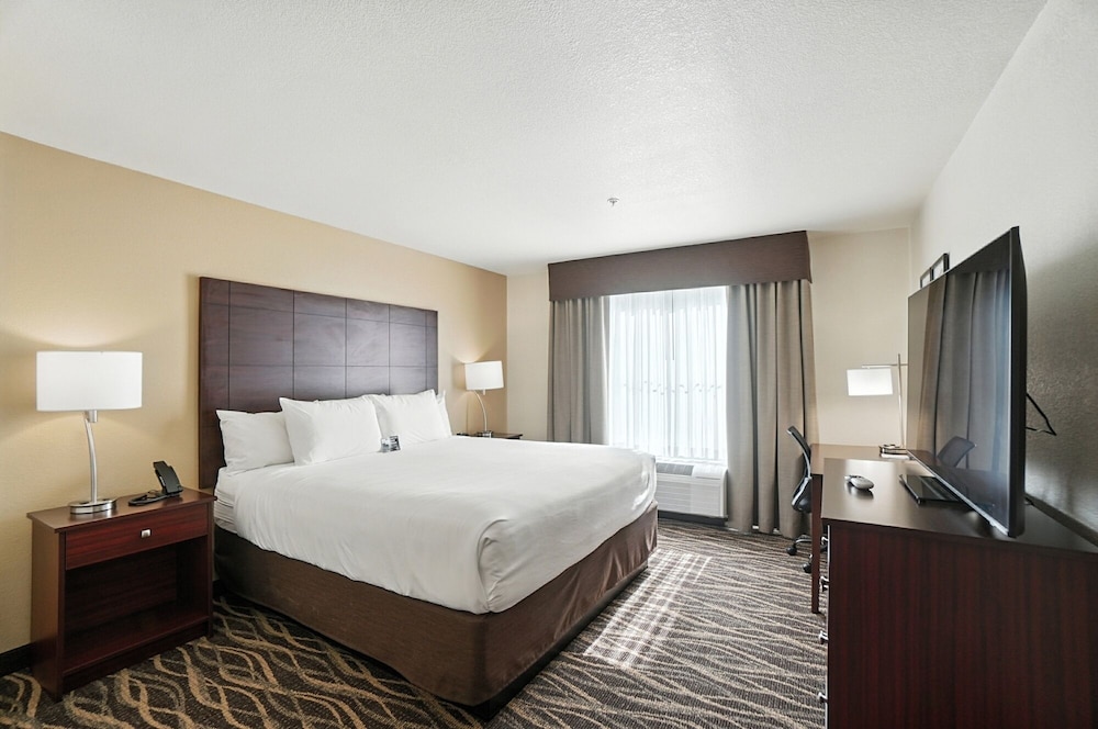 Cobblestone Hotel & Suites Bellefontaine - photo 20