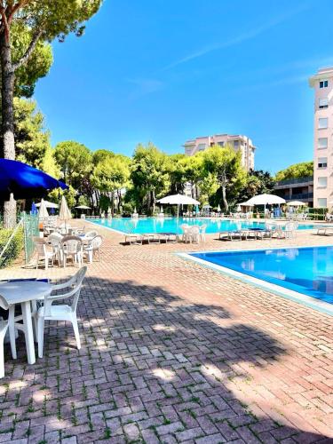 Trilo Stefano in residence con piscina vicino al mare — 4-Star Luxury Hotel in Marcelli, Italy