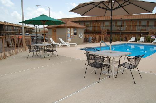 Executive Inn and Suites Springdale - photo 31