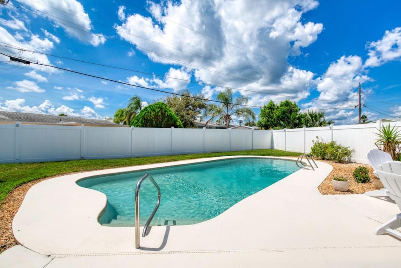 Tropical Vibes Bungalow with Pool — 4-Star Luxury Hotel in Ormond Beach, United States