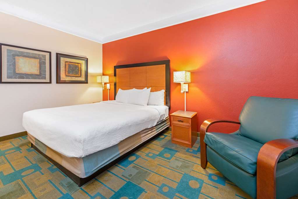 La Quinta Inn & Suites by Wyndham USF - photo 22