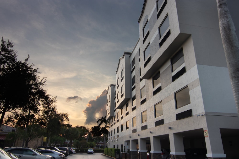 Holiday Inn Express & Suites Ft. Lauderdale Airport West by IHG - photo 64