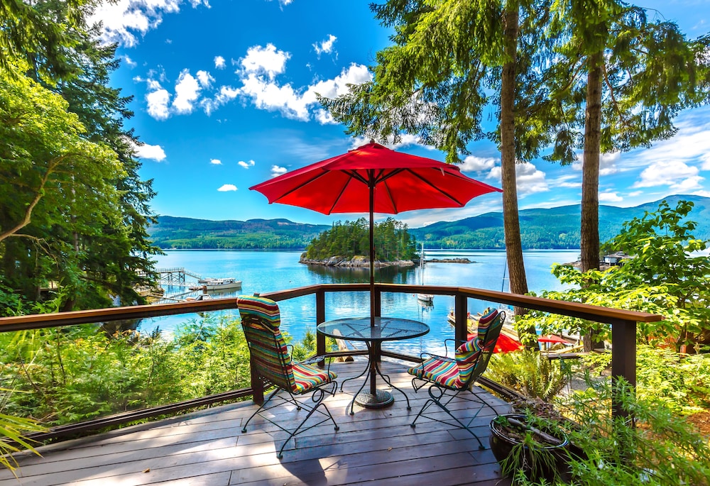 Tranquility Bay Waterfront Inn — 4-Star Luxury Hotel in Sechelt, Canada
