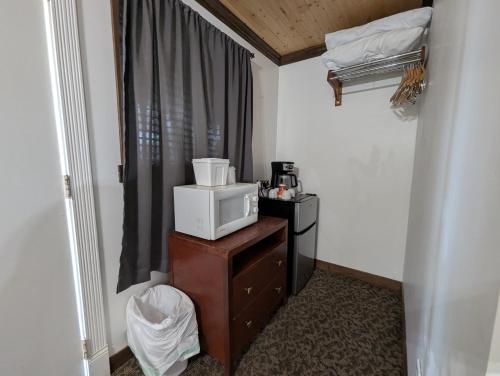 Squaw Valley Motel Room 2 - photo 14