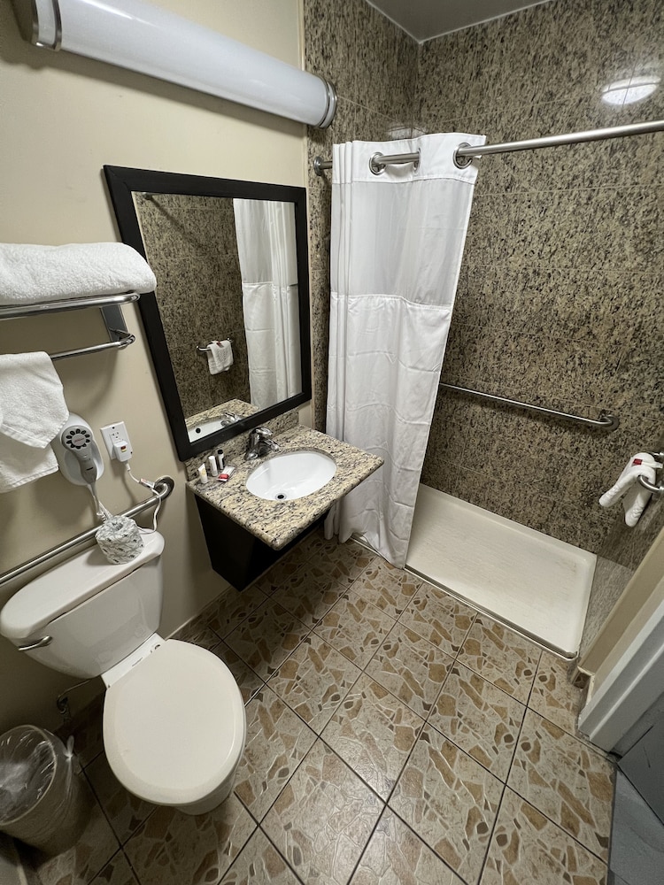 Travelodge by Wyndham Ozone Park - photo 24