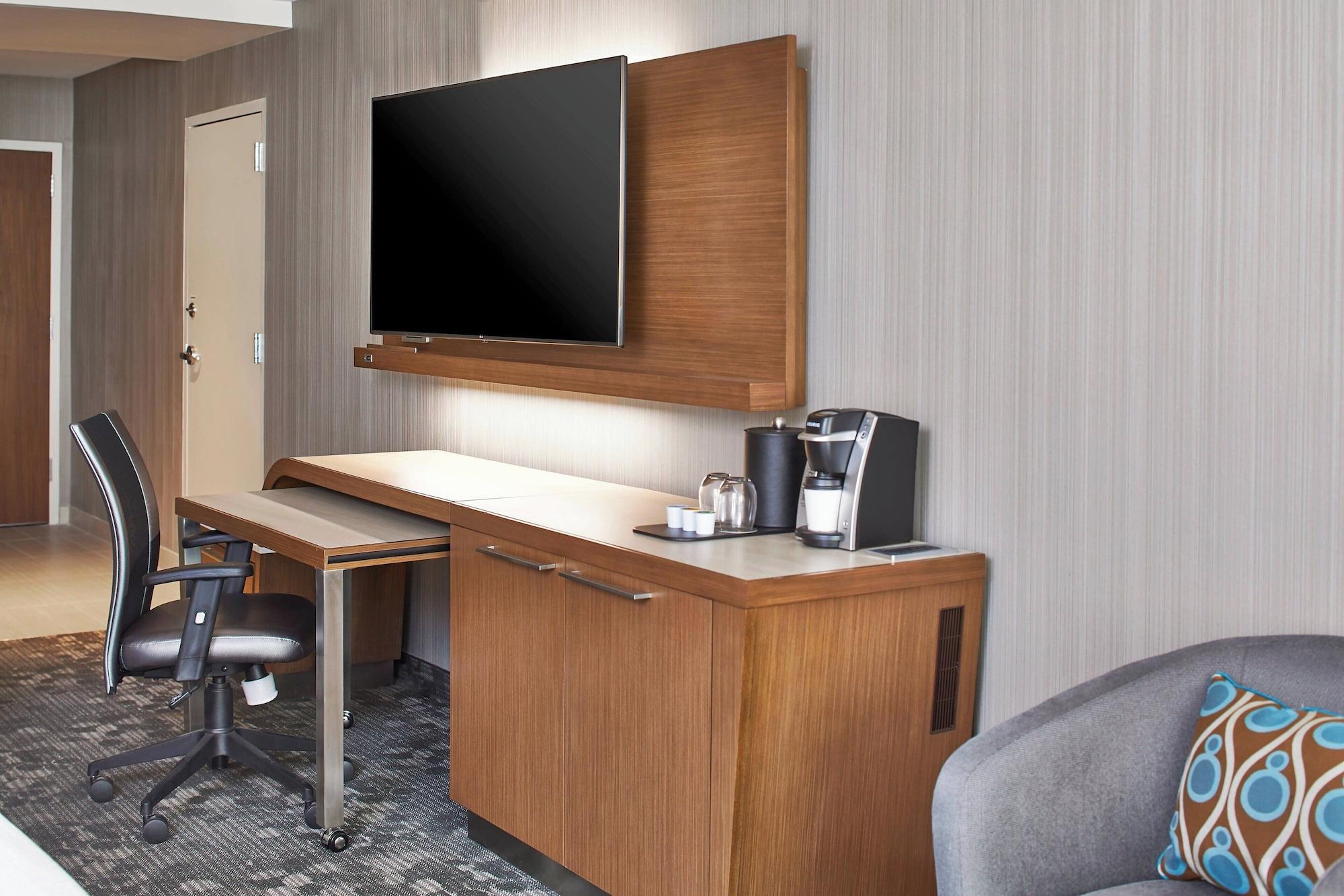 Courtyard by Marriott Baltimore Downtown McHenry Row - photo 9