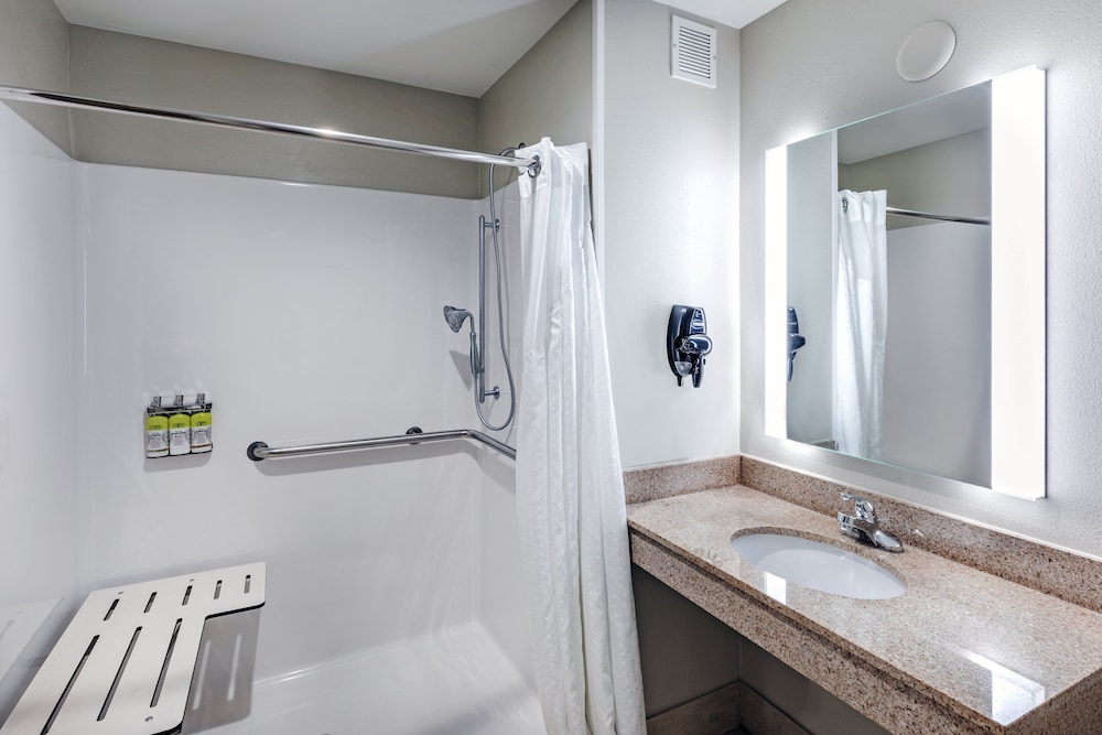 Holiday Inn Express Hotel and Suites Pryor by IHG - photo 16
