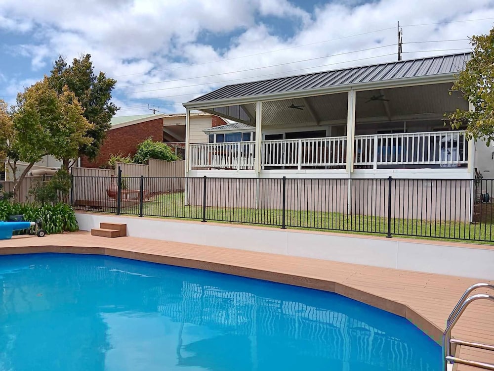 The Ultimate Poolside Escape Pet Friendly - carbon neutral hotel in Seaview Downs