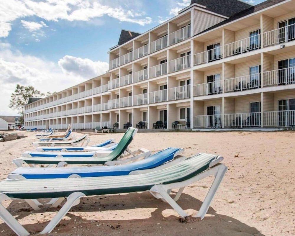 Canberra Premiere Comfort Hotel — Mackinaw