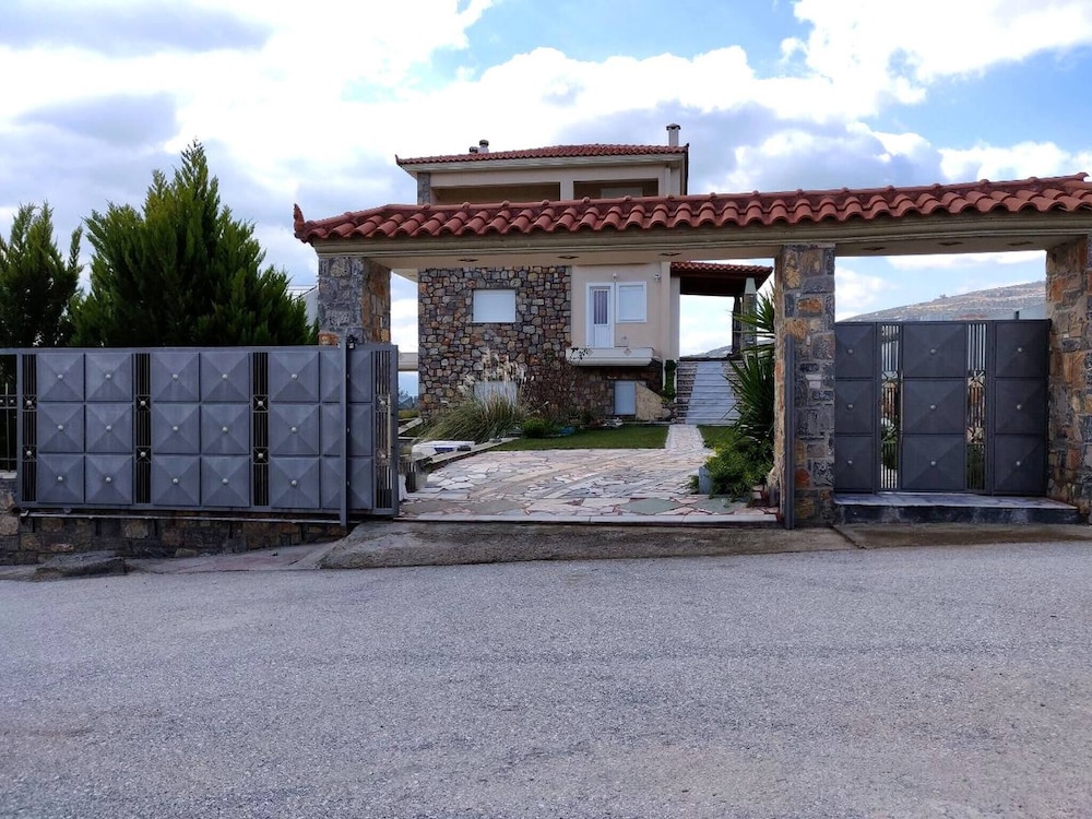 Dimitris Vasos Villa With Sea And Mountain View — 4-Star Luxury Hotel in Aliveri, Greece
