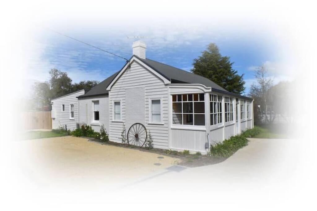 The Baker's Cottage in the Heart of Richmond Sleeps 6 — 4-Star Luxury Hotel in Hobart, Australia