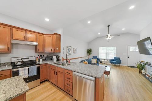 Charming 4 BR Retreat in the Heart of Clarksville — 4-Star Luxury Hotel in Clarksville, United States