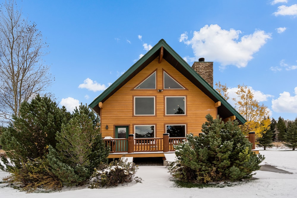Mule Deer Cabin — 4-Star Luxury Hotel in West Yellowstone, United States