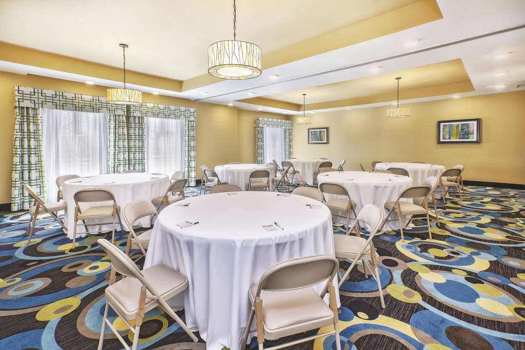 La Quinta Inn & Suites by Wyndham Niagara Falls - photo 16