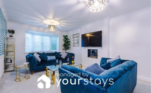 Kinship House by YourStays Stunning Holiday Home in the Suburbs — 4-Star Luxury Hotel in Newcastle Under Lyme, United Kingdom