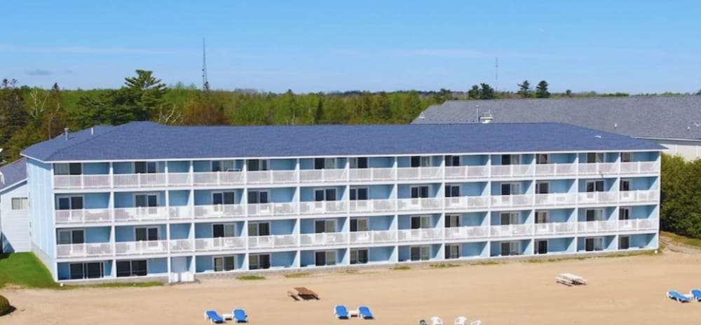 Grand Mackinaw Beachfront And Waterpark — Mackinaw
