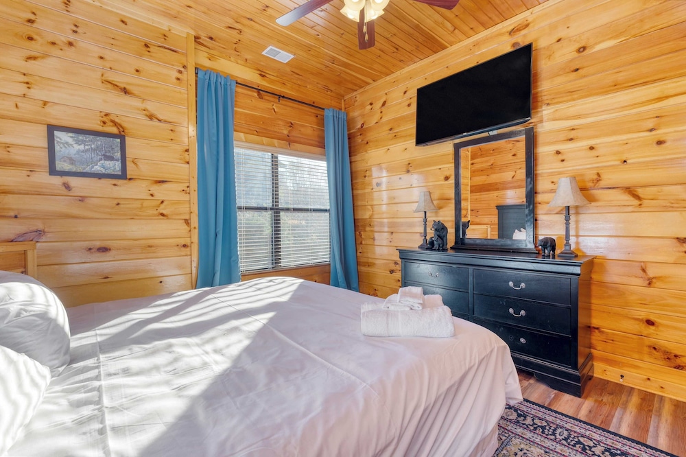 Bear Cove by Avantstay Hot Tub Pool Table - photo 2